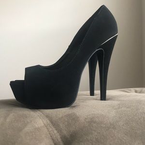 Peep-toe Pumps with gold accent